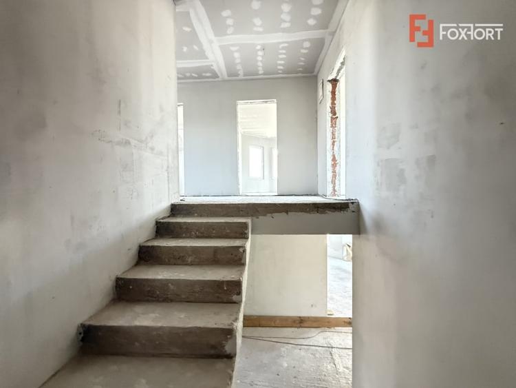 Casă individuală cu 5 camere cu Canalizare în Săcălaz