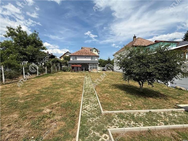 Casă individuală cu 7 camere cu Canalizare în Calea Poplăcii