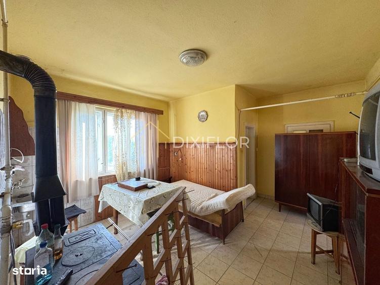 Casă cu 4 camere cu Teren 1978 Mp în Acățari