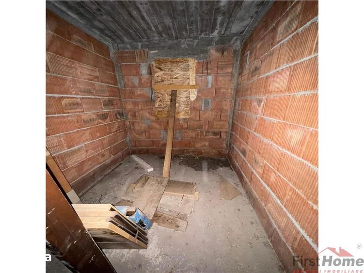 Casă cu 5 camere cu Teren 694 Mp în Golești