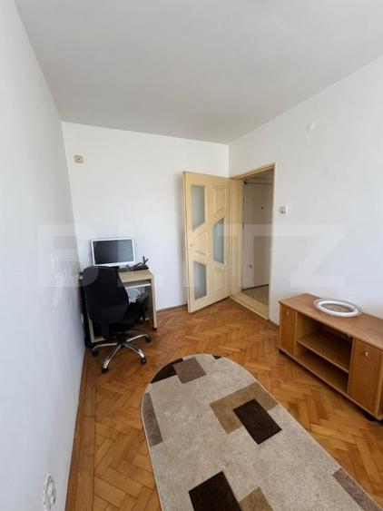Apartament cu 3 camere semidecomandat, mobilat în Moreni