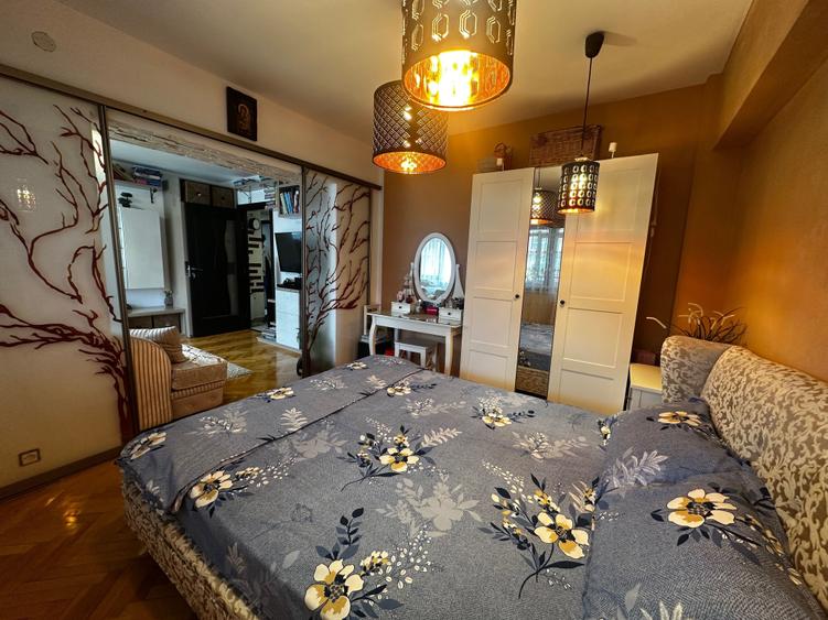 Apartament cu 4 camere decomandat în Sărari