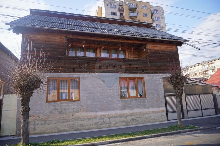 Casă cu 6 camere cu Teren 551 Mp în Vest