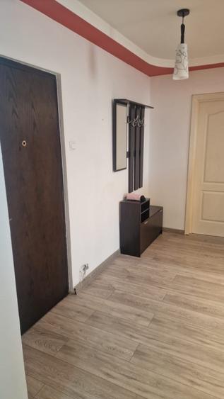 Apartament cu 3 camere decomandat în Calea București