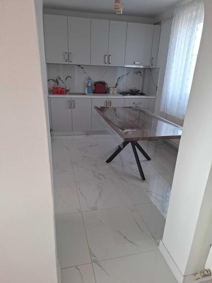 Apartament cu 3 camere semidecomandat în Cloșca