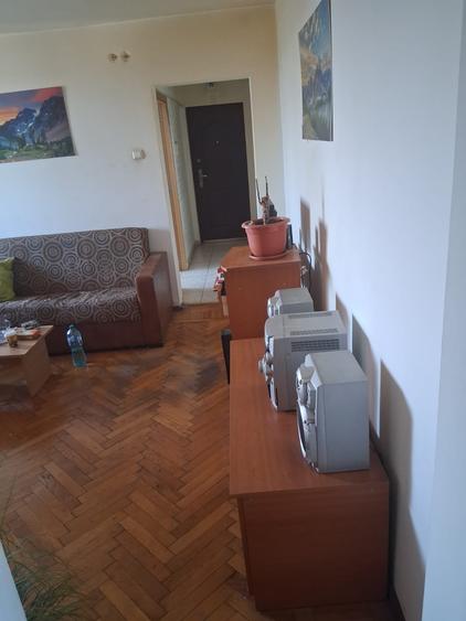 Apartament cu 3 camere semidecomandat în Giulești