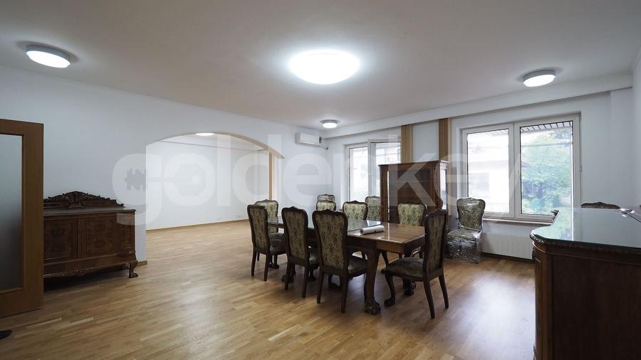 Apartament cu 7 camere decomandat în Aviatorilor