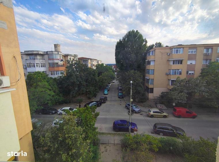 Apartament cu 3 camere decomandat în Albești