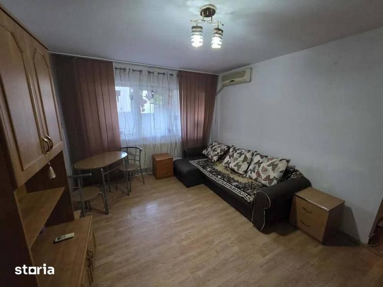 Apartament cu 3 camere semidecomandat în Calea București