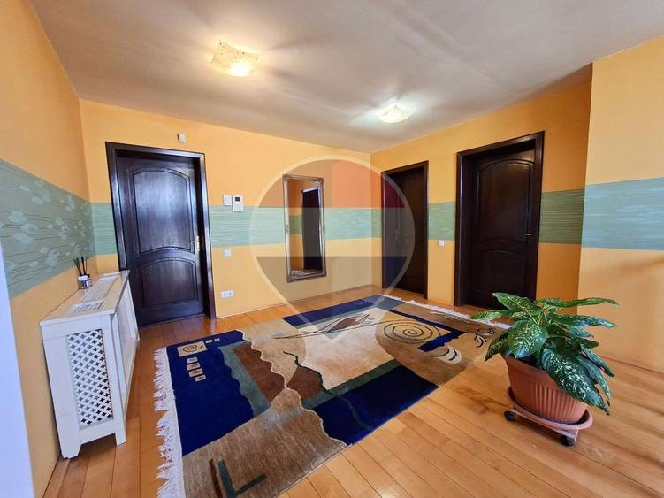 Casă individuală cu 6 camere cu Piscina în Central