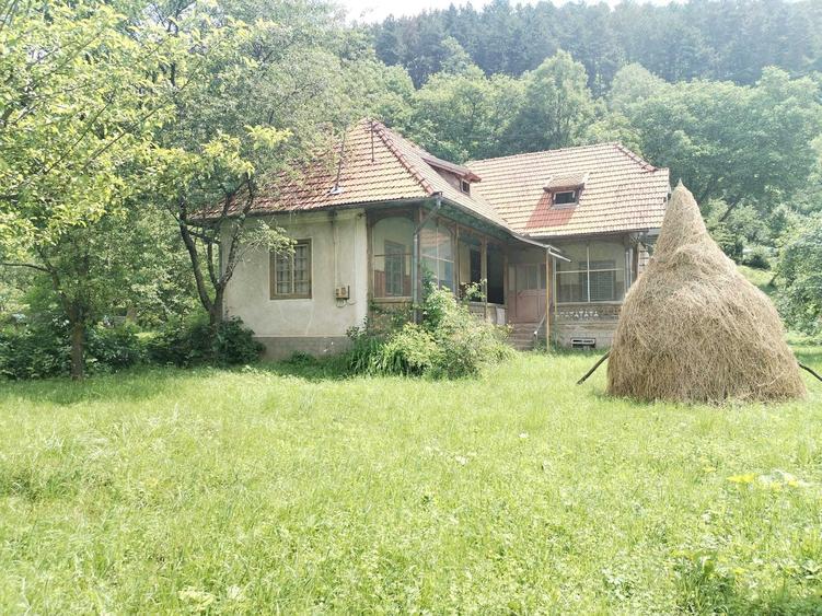 Casă cu 4 camere în Posada