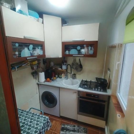 Apartament cu 3 camere semidecomandat, mobilat în Tătărași