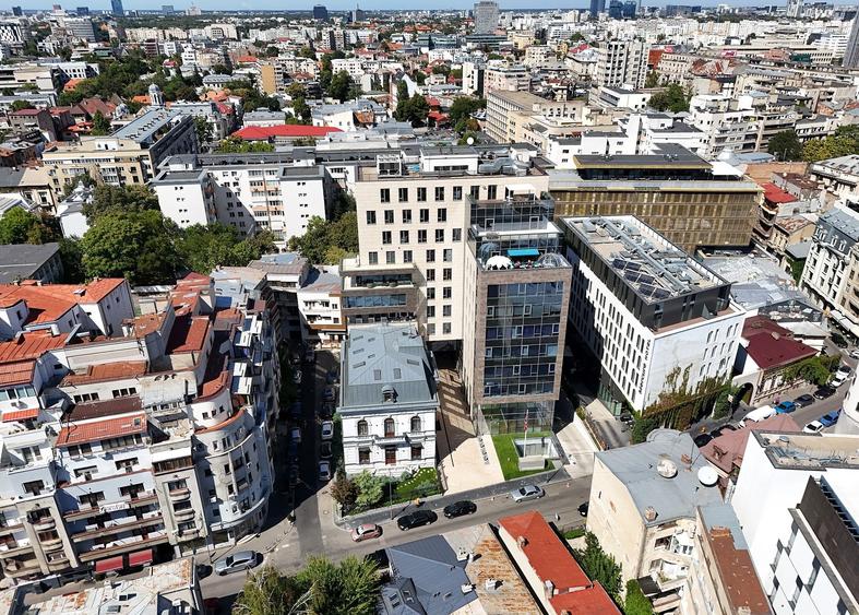 Birou, de 4,900 mp, în Romană