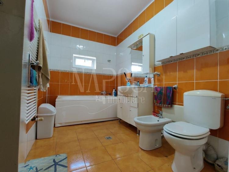 Casă individuală cu 10 camere cu Canalizare în Grigorescu