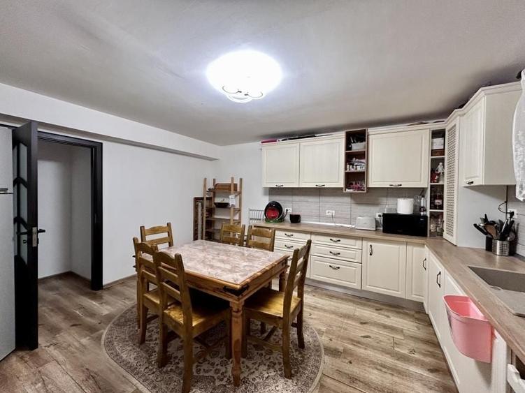 Casă individuală cu 5 camere cu Canalizare în Central