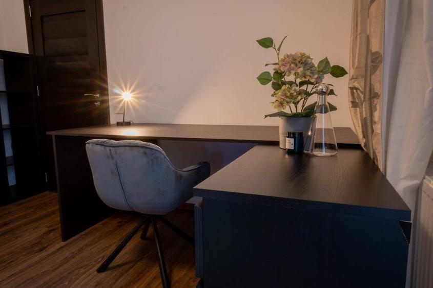 Apartament cu 2 camere semidecomandat, mobilat în Victoriei
