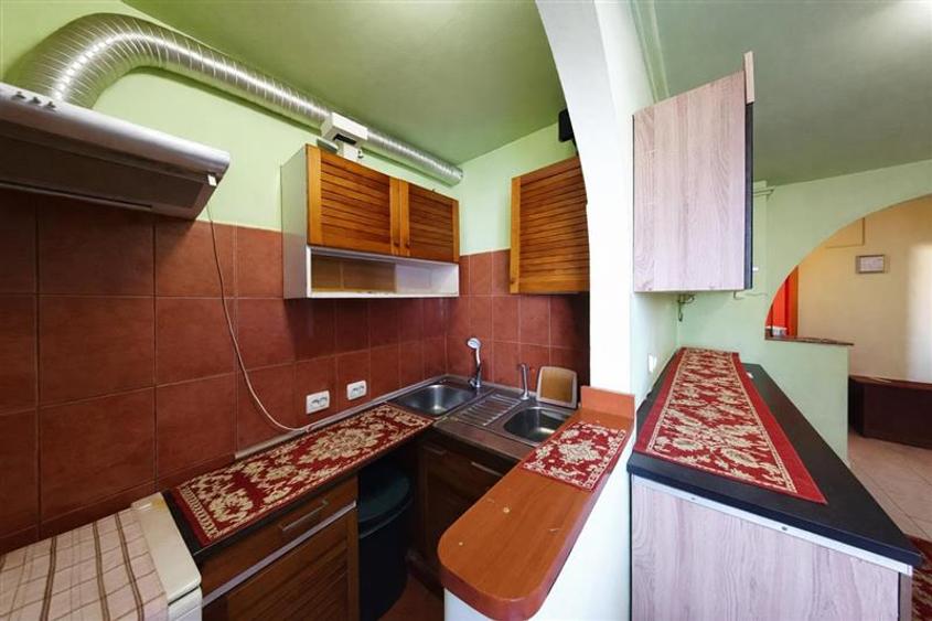 Apartament cu 4 camere decomandat, mobilat în Acățari