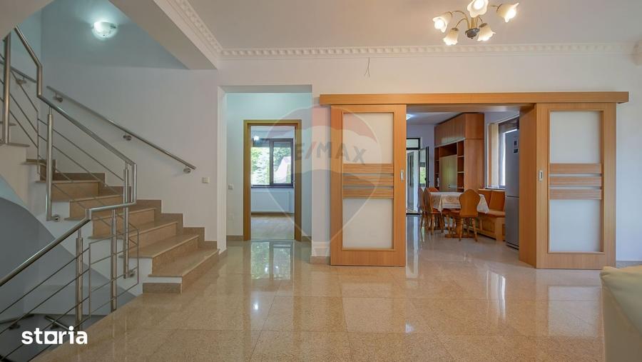 Casă cu 6 camere cu Teren 530 Mp în Dârste