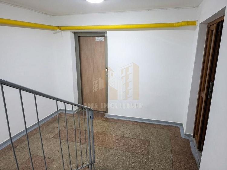 Apartament cu 4 camere semidecomandat în Triaj