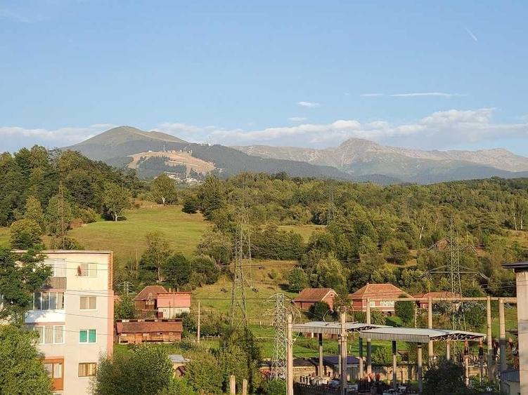 Apartament cu 3 camere decomandat în Petros