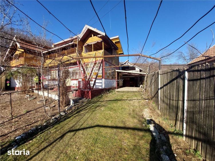 Casă cu 5 camere cu Teren 1200 Mp în Central
