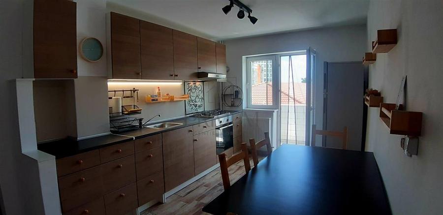 Apartament cu 3 camere decomandat în Aradului