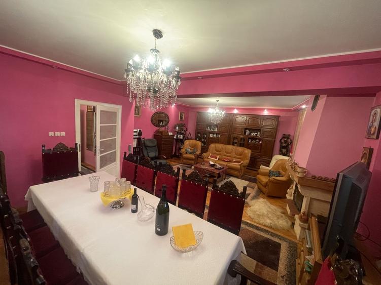 Casă individuală cu 9 camere cu Piscina în Giarmata
