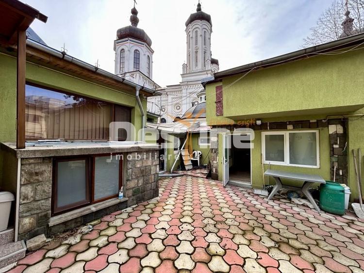 Casă individuală cu 9 camere cu Canalizare în Gheorghe Doja