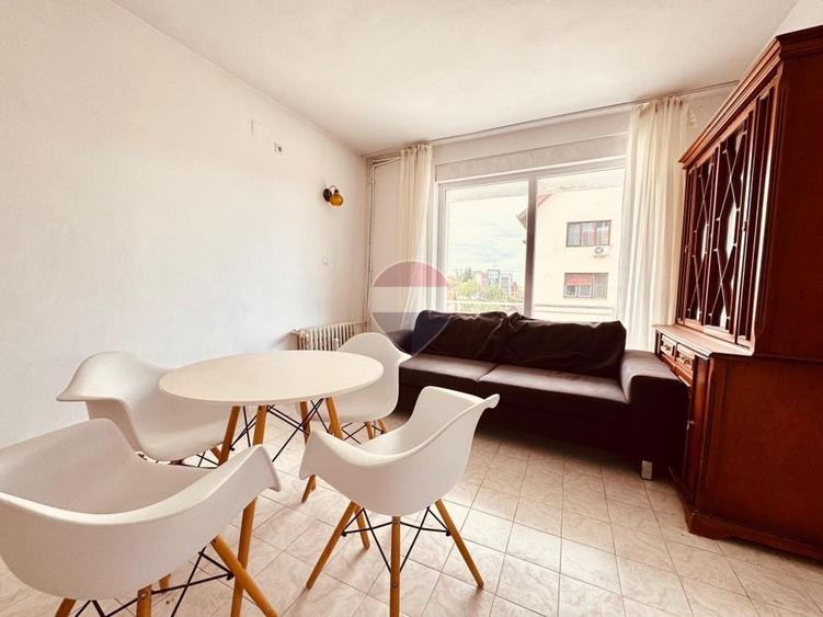 Penthouse cu 13 camere decomandat în Central