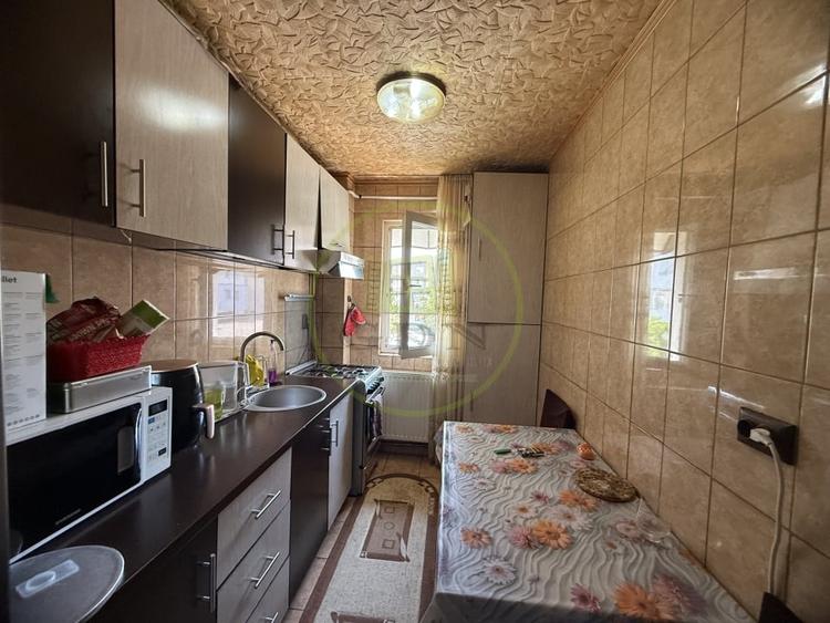 Apartament cu 3 camere semidecomandat, mobilat în Craiovița Nouă