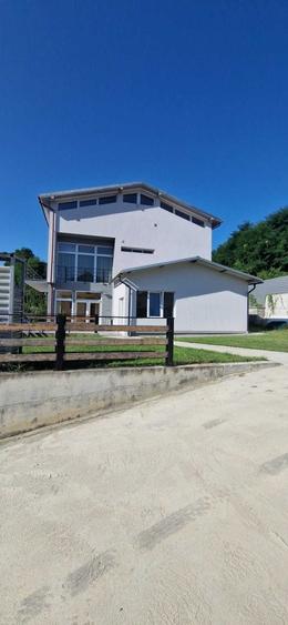 Casă cu 4 camere cu Teren 1200 Mp în Florești