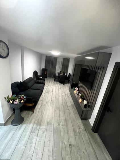 Apartament cu 4 camere decomandat în Central