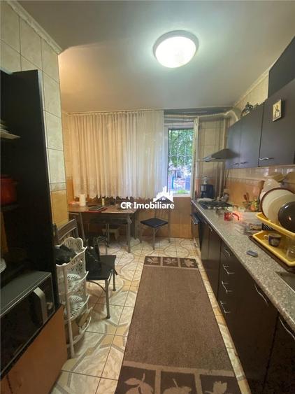 Apartament cu 3 camere semidecomandat, mobilat în Drumul Găzarului