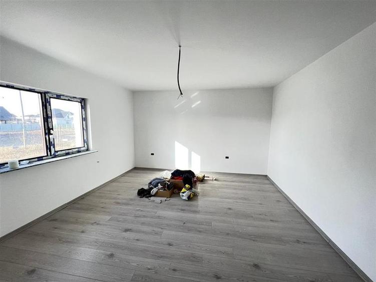 Casă individuală cu 3 camere cu Canalizare în Exterior Vest