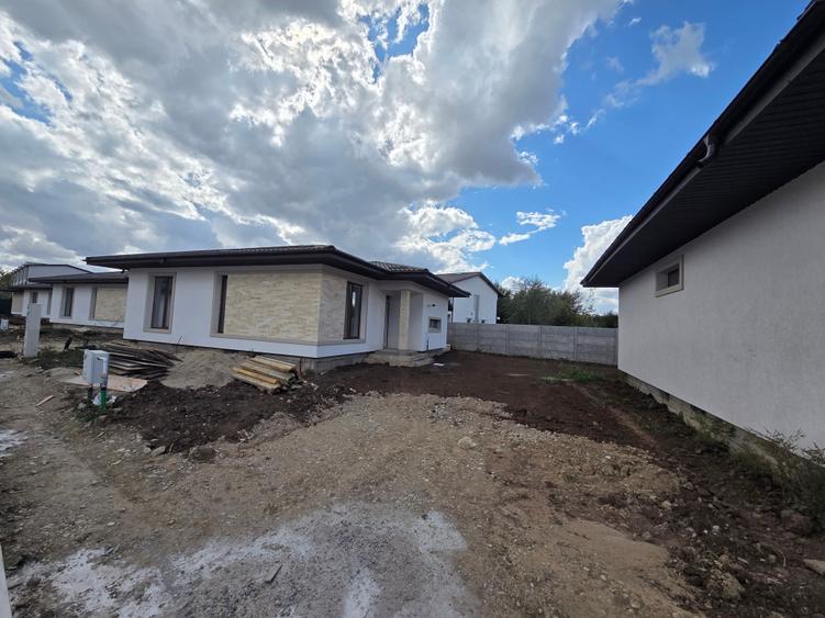 Casă individuală cu 4 camere cu Canalizare în Exterior Vest