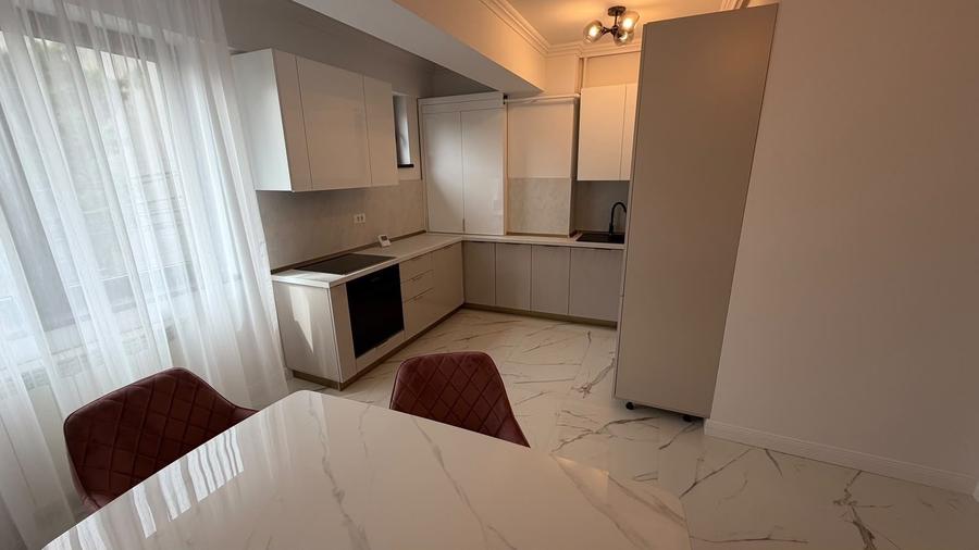 Apartament cu 3 camere decomandat, mobilat în Casa de Cultură