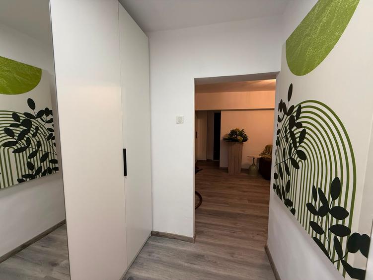 Apartament cu 3 camere semidecomandat în 13 Septembrie
