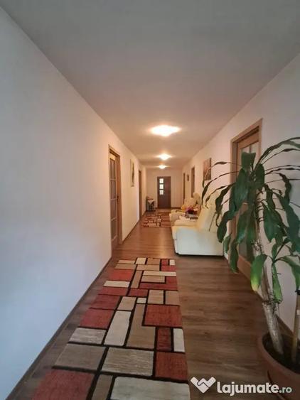 Casă cu 6 camere cu Teren 1216 Mp în Tomești