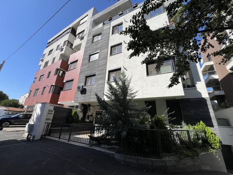 Apartament cu 3 camere semidecomandat, mobilat în Domenii