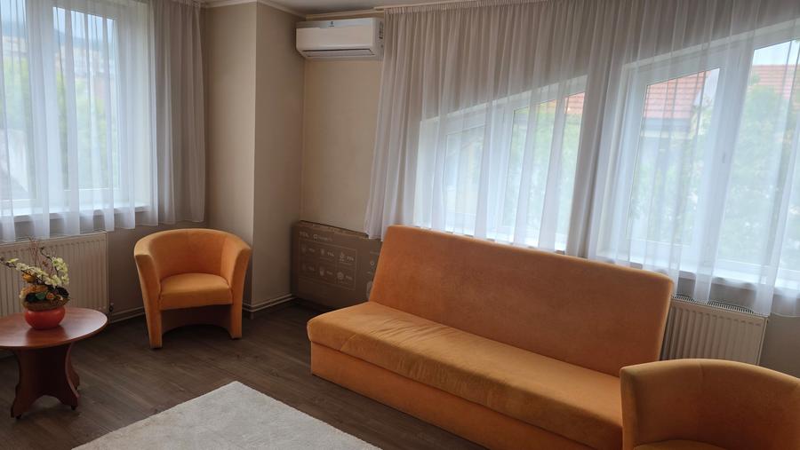 Inchiriez apartament 2 camere decomandat in Deva, zona Gojdu, etaj 2, - 1
