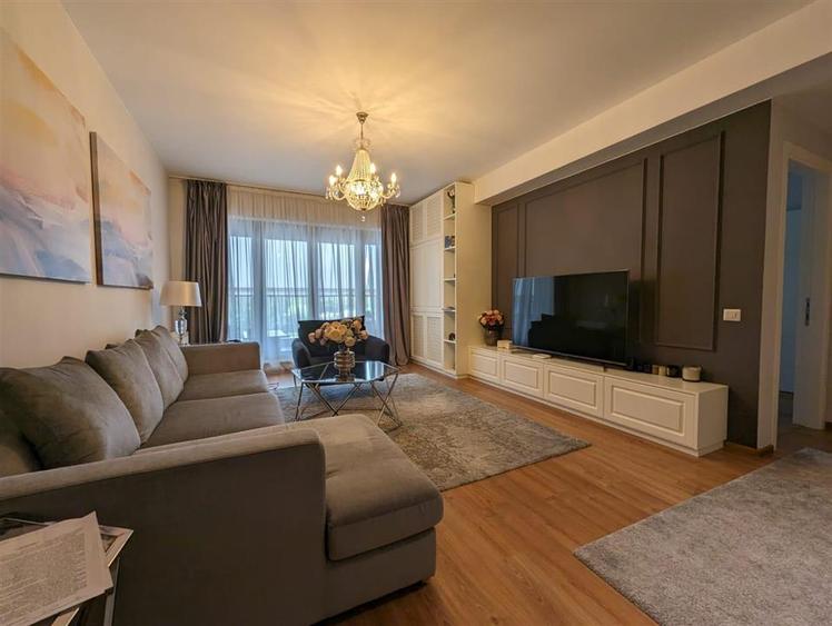 Apartament cu 3 camere semidecomandat, mobilat în Pipera