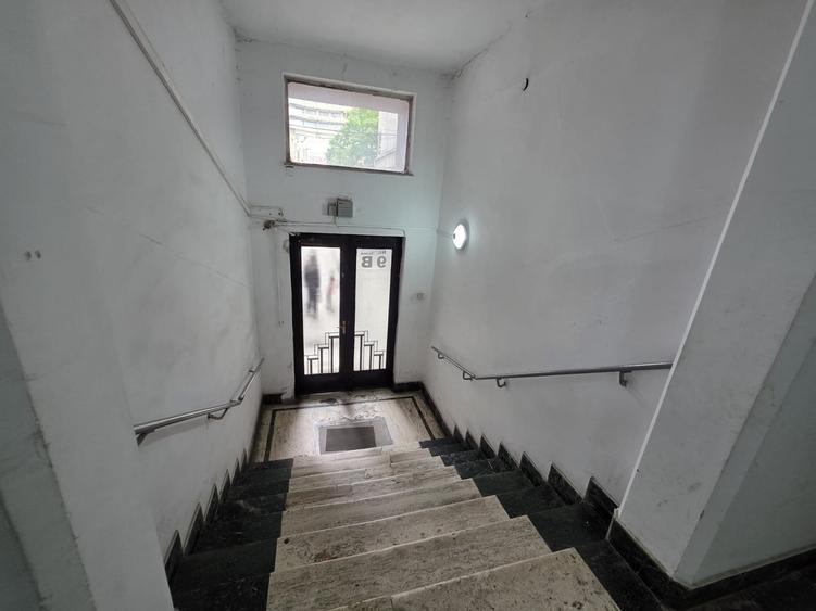 Apartament cu 3 camere semidecomandat, mobilat în Universitate