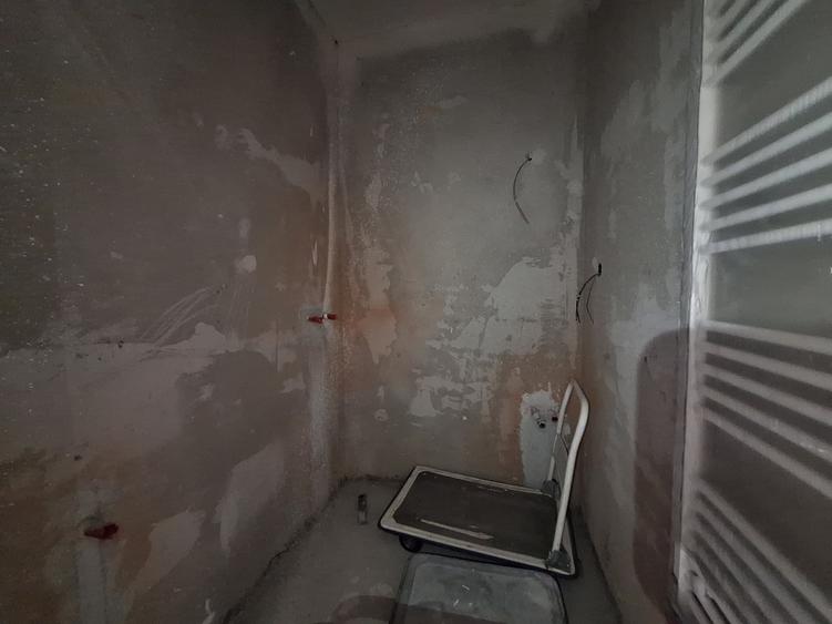 Apartament cu 3 camere semidecomandat în Florești