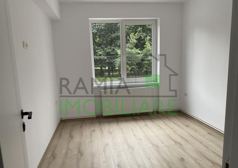 Apartament cu 4 camere decomandat în Tractorul