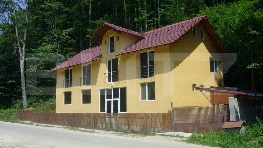 Casă individuală cu 10 camere cu Teren 840 Mp în Moroeni