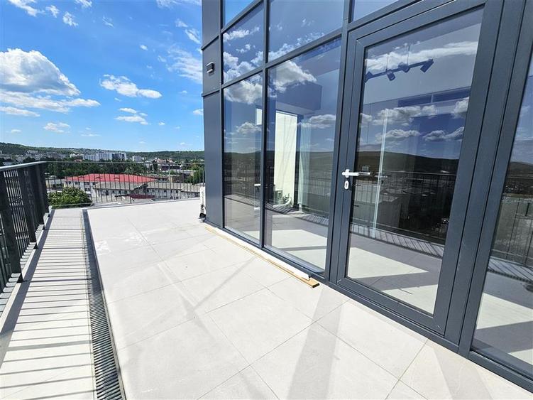 Penthouse cu 3 camere decomandat, mobilat în Semicentral