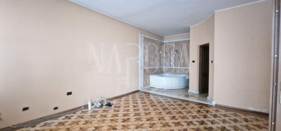 Casă individuală cu 7 camere cu Canalizare în Central
