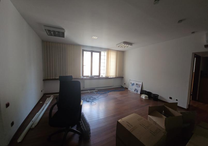 Apartament cu 4 camere semidecomandat în Dorobanți