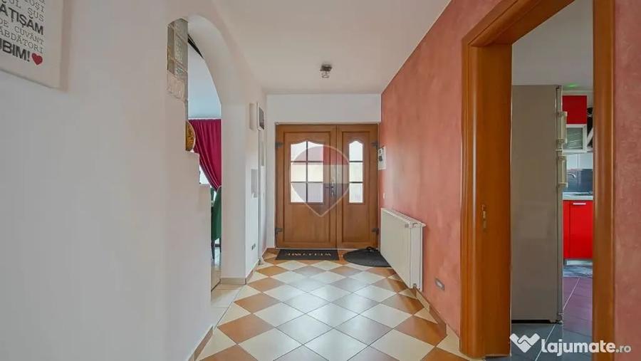 Casă cu 7 camere cu Teren 300 Mp în Central