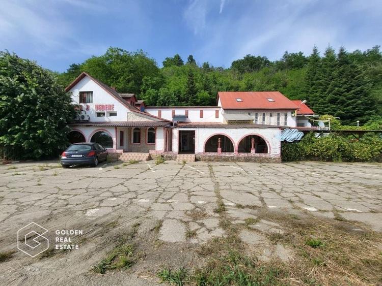 Casă individuală cu 12 camere cu Teren 1000 Mp în Central